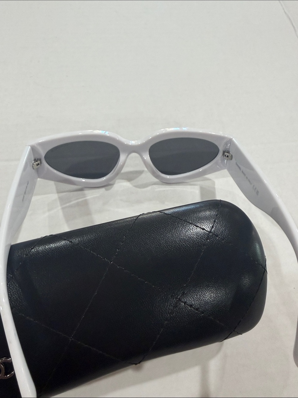 Copy CHANEL Black Frame with White Trim Cat-Eye Sunglasses - Picture 3 of 5
